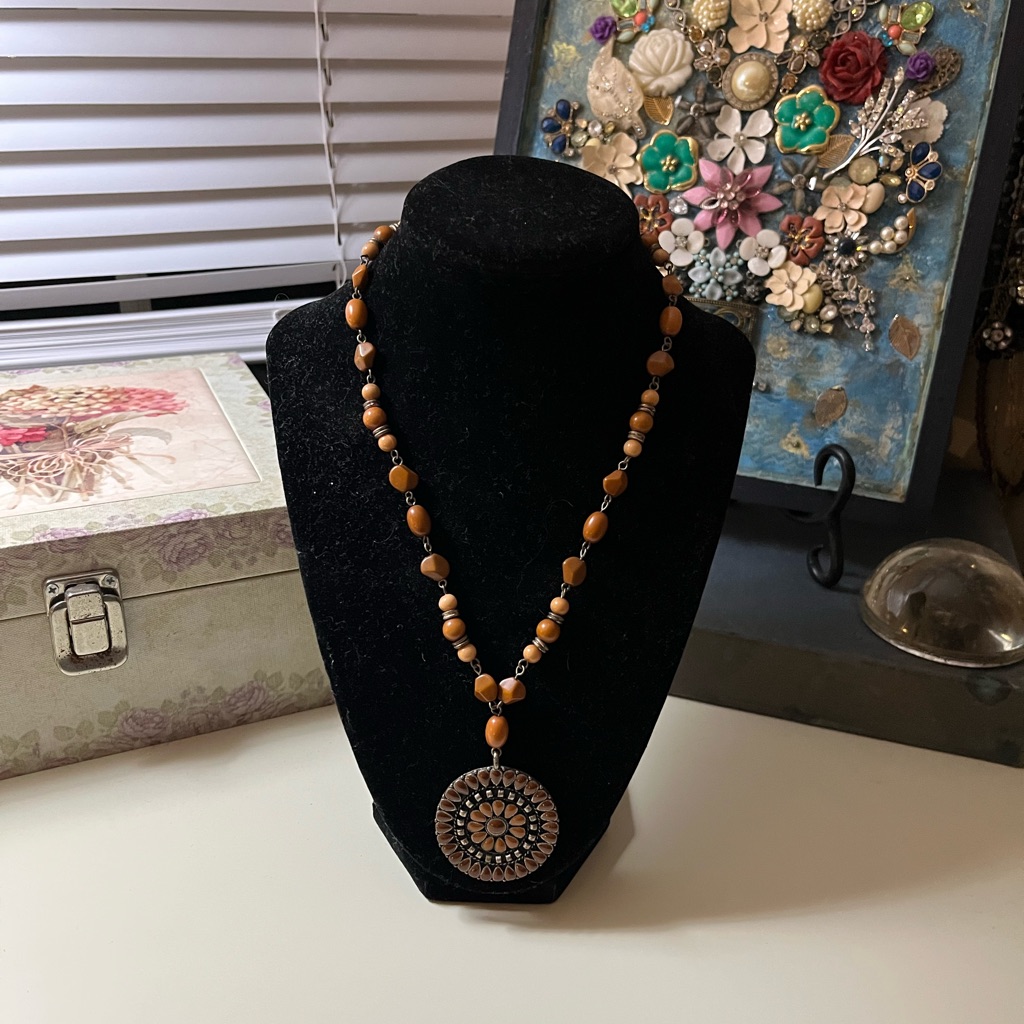 Euc Robert Rose Boho Beaded Necklace 18$